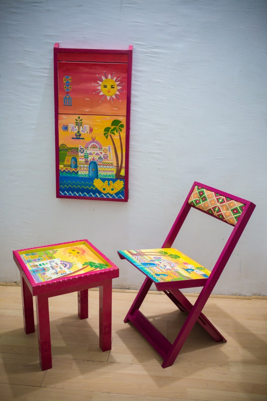 Painted Chair/tableau-0